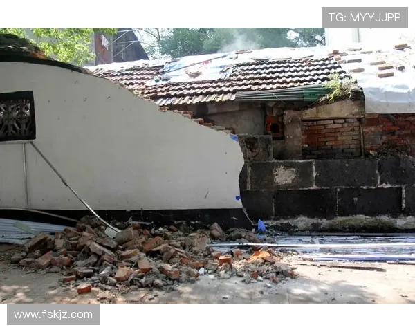 巴萨体育城遭暴风雨袭击一面围墙不幸倒塌引发关注